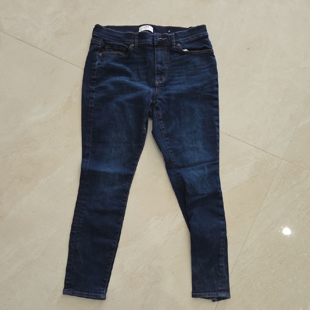 Like New!! LOFT Dark Blue Women's Skinny Jeans. 6P